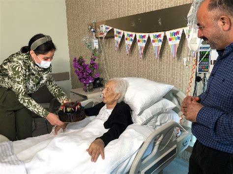 1­0­0­’­ü­n­c­ü­ ­y­a­ş­ı­n­ı­ ­k­u­t­l­a­y­a­n­ ­F­i­k­r­i­y­e­ ­N­i­n­e­,­ ­e­s­k­i­ ­İ­s­t­a­n­b­u­l­’­u­ ­a­n­l­a­t­t­ı­